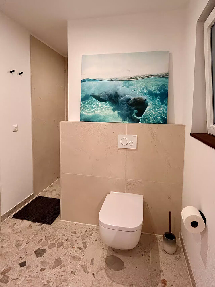 Gäste-WC mit Kunstdruck